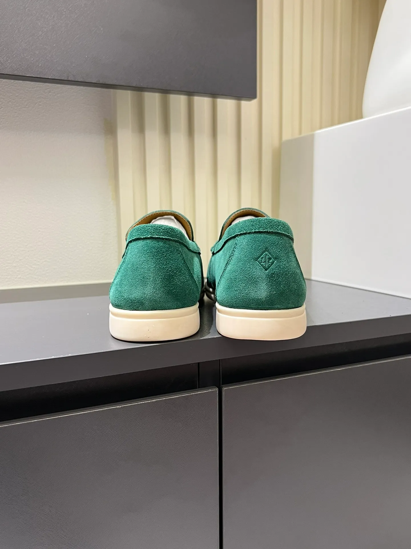Men's shoes 💰p360 "Loro men's shoes 💰pian'*" Classic L men's shoes for couples 💰p Top version British flat loafers, a must-have item in old money style, the minimalist design is eye-catching and durable, a plus point for dressing The soft foot feel and texture are outstanding. They don’t scratch your feet and are very nice. They are matched with soft and waxy soles. They can be worn daily for a long time without getting tired. They are easy to wear, versatile and classic items, with perfect foot feel and texture! Imported cashmere fabric, the lining is made of imported A-grade water-dyed cow lining, the top version of the genuine leather midsole is sewn with pure handmade mark thread! Size: Female 35-40 (34. Customized) Male 38-44 (45.46. Customized)